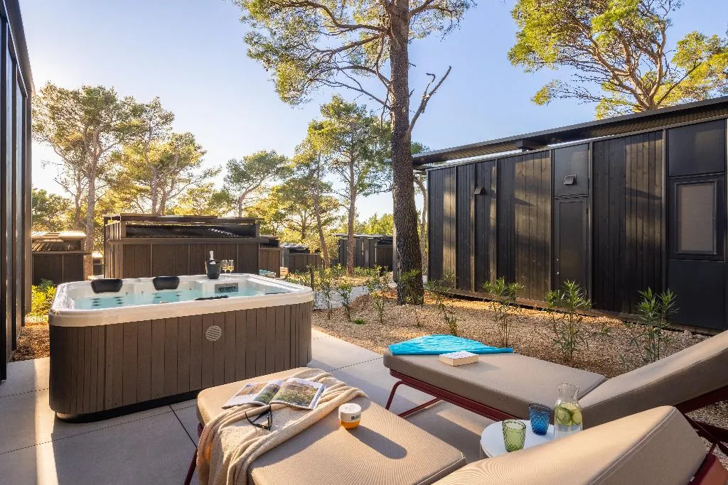 MOBILE HOME WITH JACUZZI Room, Pinadria Camping Resort, Split