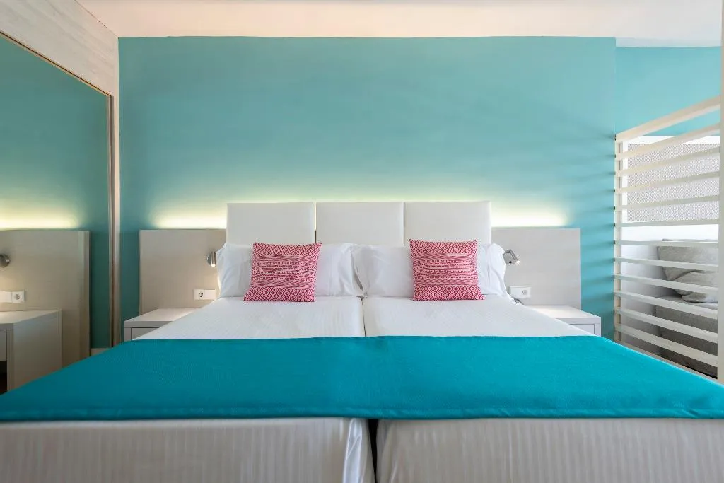 TRIPLE DELUXE SEA VIEW Room, Leonardo Royal Hotel Mallorca, Majorca