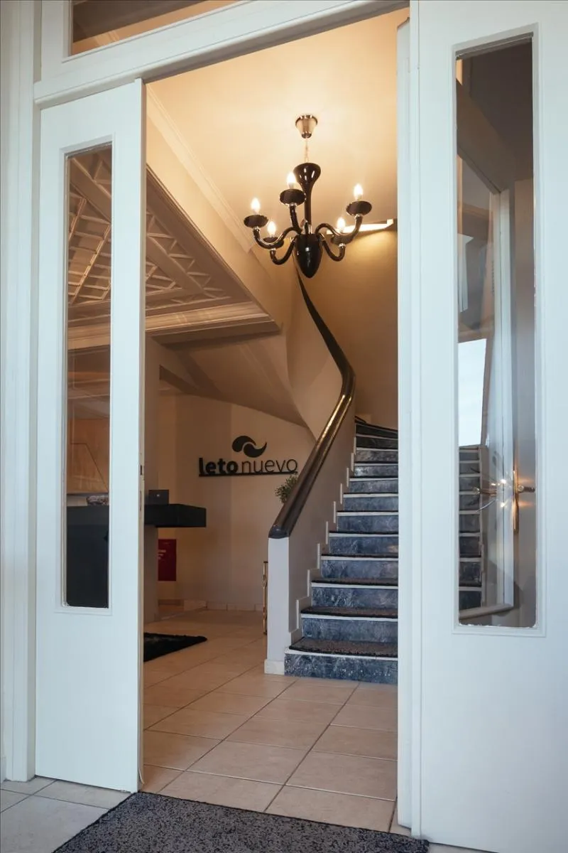 Lobby, Leto Nuevo, Kalamata