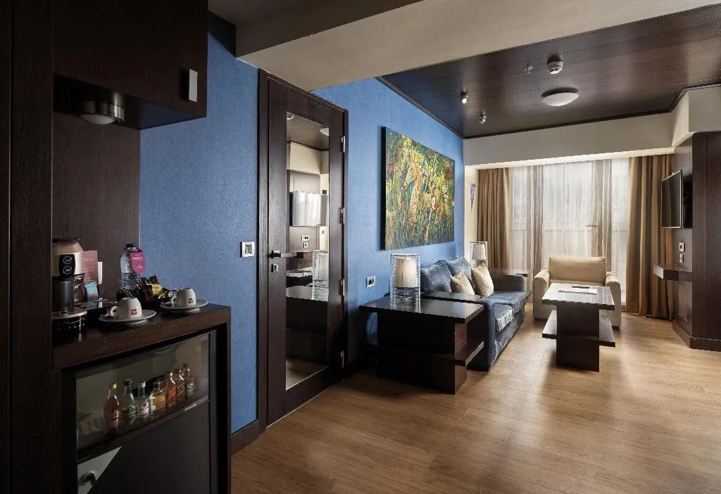 SUITE KING SIZE BED Room, Crowne Plaza Athens, Athens