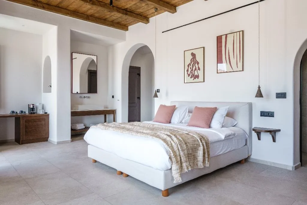 JUNIOR SUITE POOL VIEW ONE BEDROOM Room, Pelican Bay Art, Mykonos