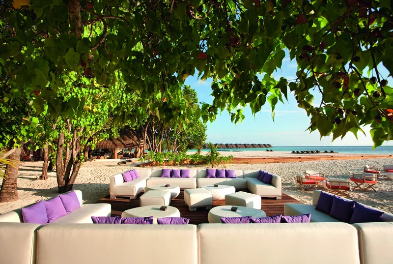 Bar, Constance Moofushi, Male