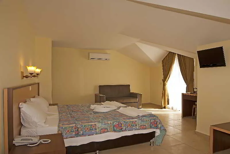 Room, Felice, Antalya