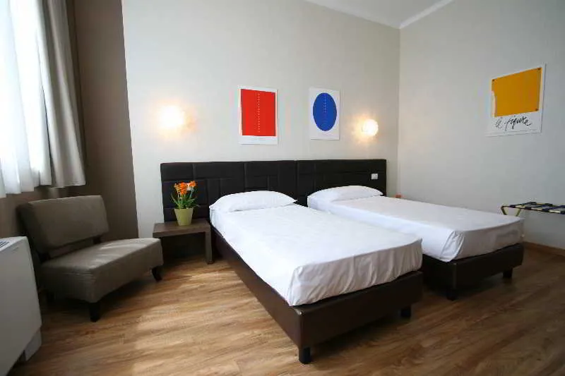 Room, Oro Blu, Milan