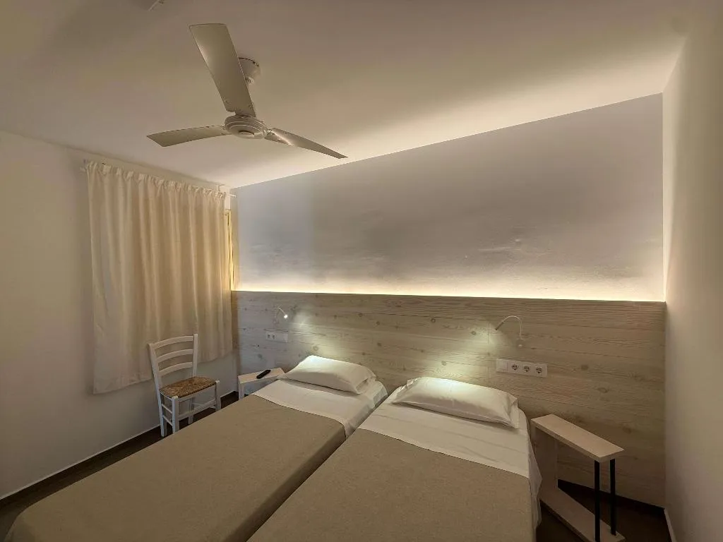 FAMILY ROOM TWO BEDROOMS ONE BATHROOM Room, Hostal Rom, Costa Brava