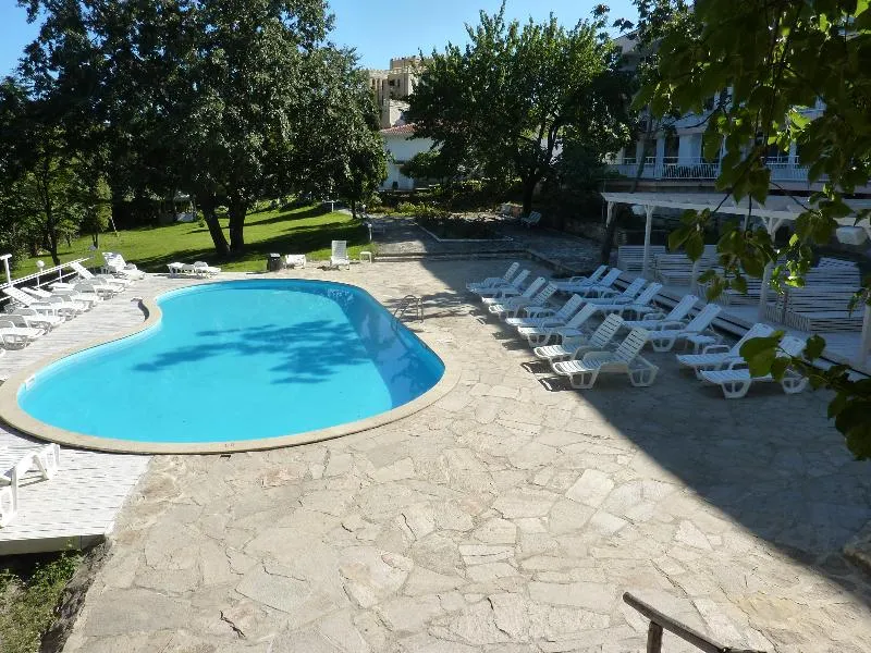 Pool, Zarya, Varna