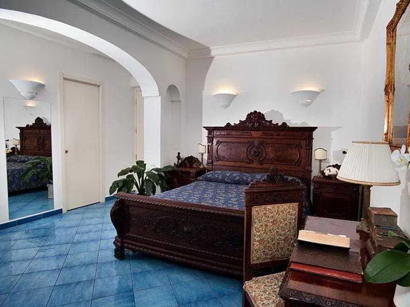 Room, Bussola di Hermes, Naples