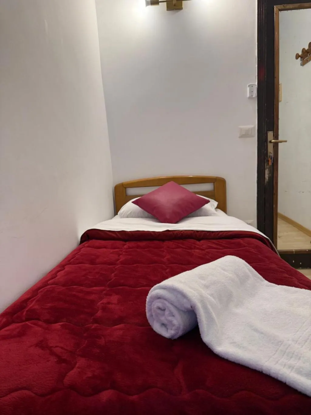 SINGLE STANDARD Room, Two Ducks Hostel, Naples