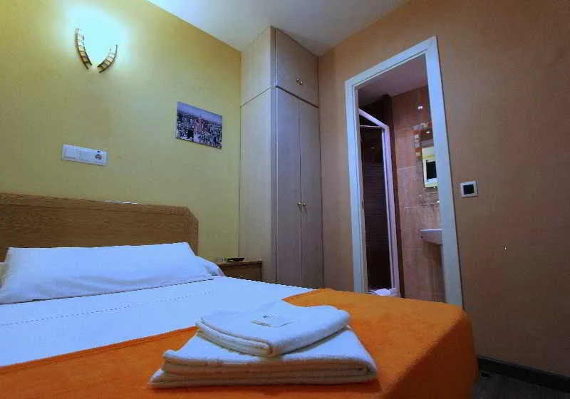 Room, Hostal Regio, Madrid