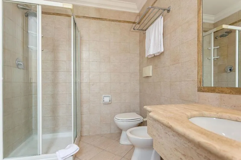 Room, Center 3, Rome