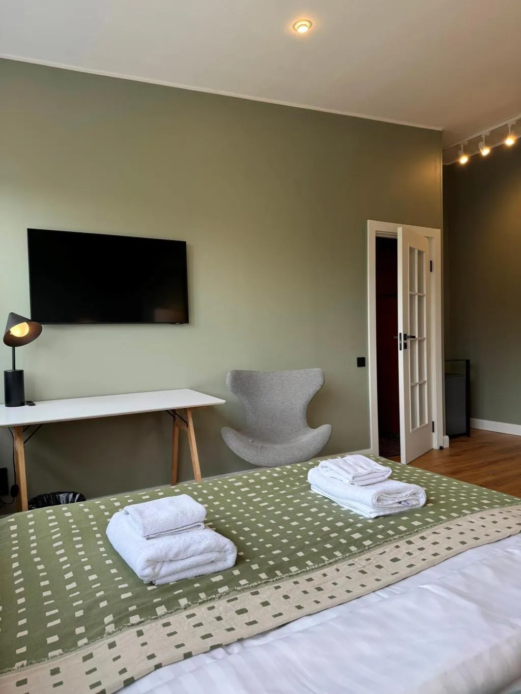 DOUBLE DELUXE QUEEN BED Room, Avitar, Riga