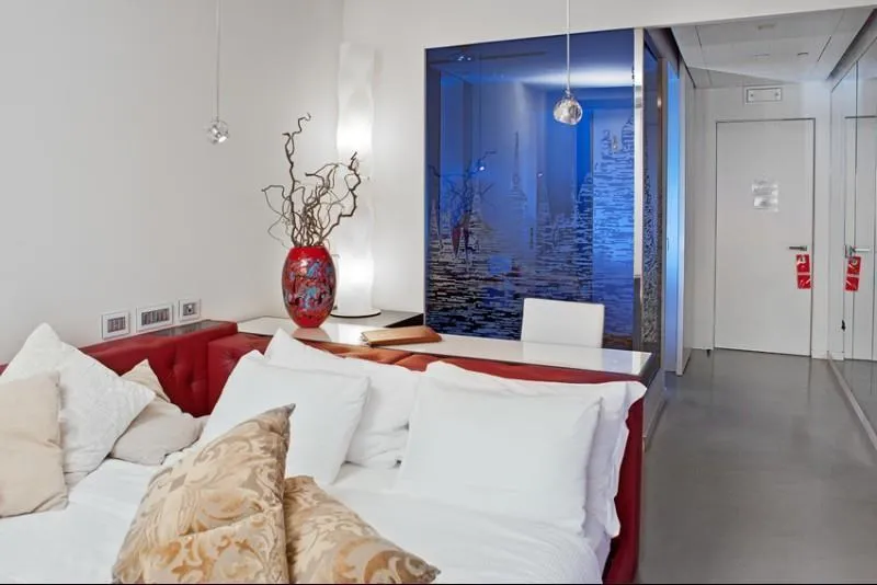Room, Antony, Venice