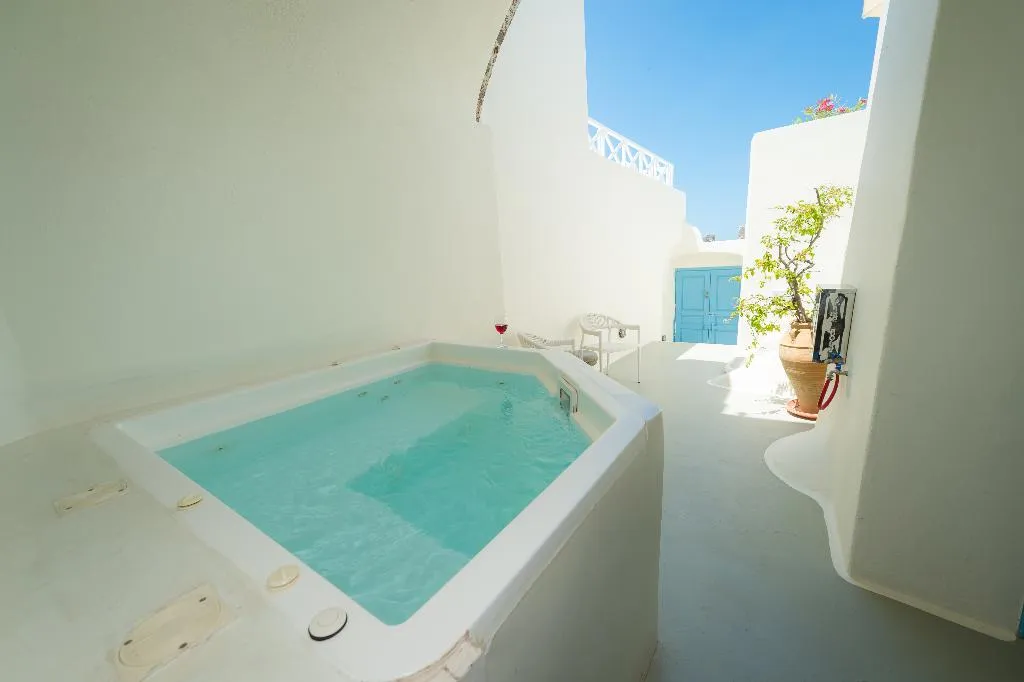 JUNIOR SUITE WITH JACUZZI Room, Pantelia Suites, Santorini