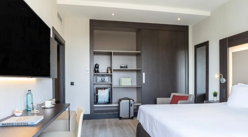 DOUBLE SUPERIOR QUEEN BED Room, Novotel Madrid Center, Madrid