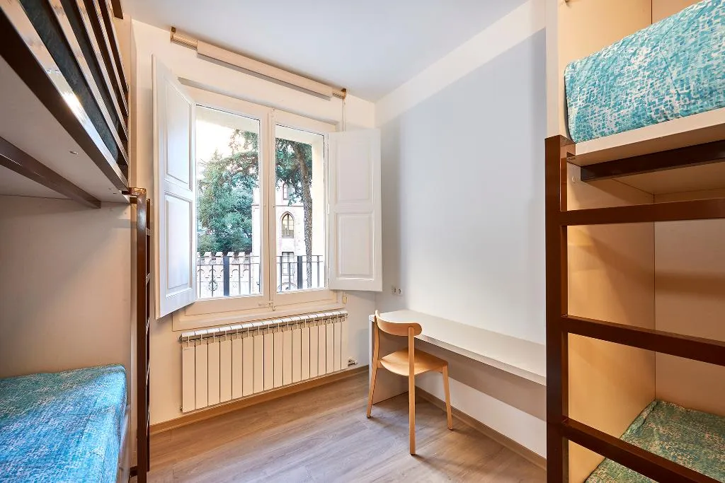 QUADRUPLE BUNK BED Room, Alberg Abat Oliba, Barcelona