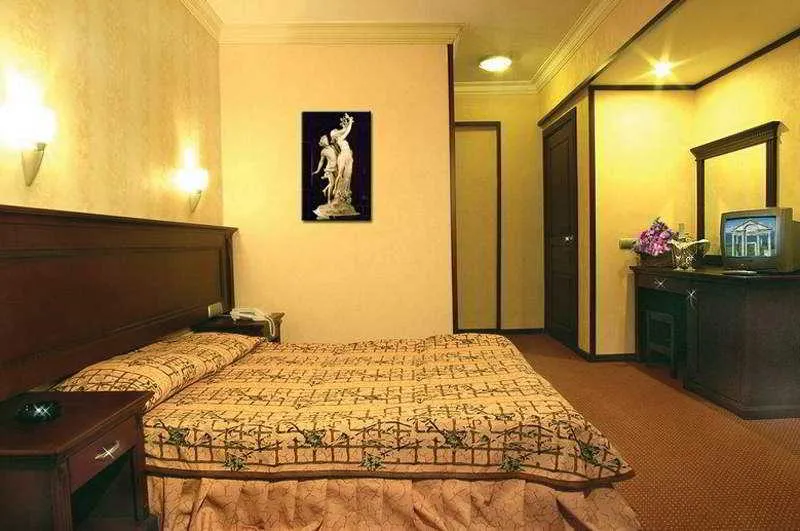 Room, Asutay, Dalaman