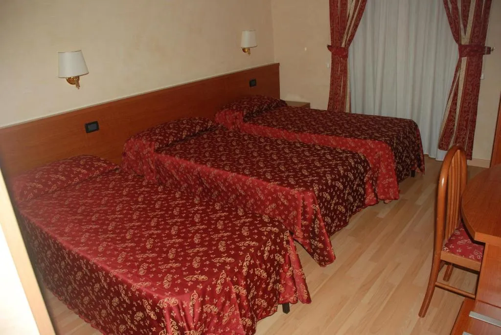 TRIPLE STANDARD Room, Funny Palace Hostel, Naples
