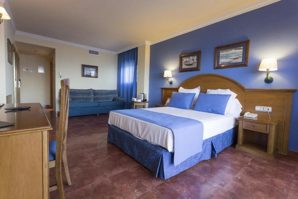 TRIPLE SUPERIOR Room, Isabel, Costa Del Sol