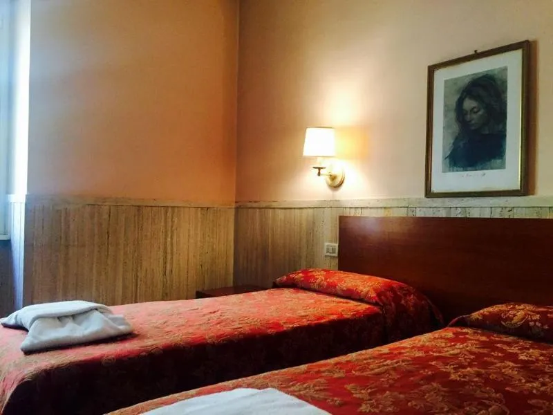 TWIN STANDARD Room, Pyramid, Rome
