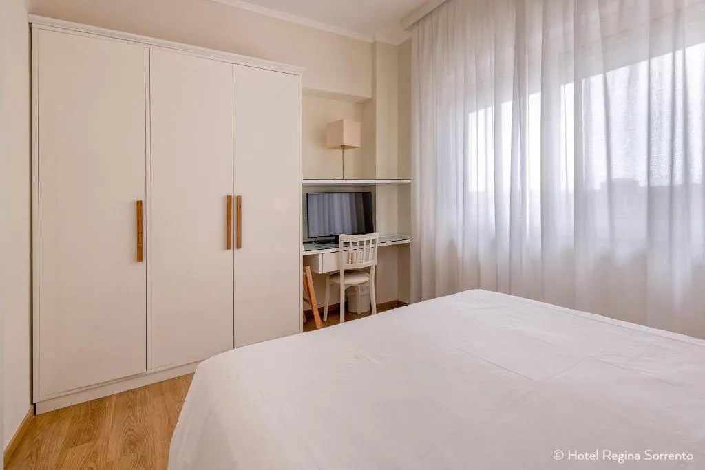 FAMILY ROOM STANDARD Room, Hotel Regina Sorrento, Naples