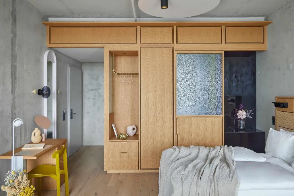 STUDIO STANDARD Room, Locke at East Side Gallery, Friedrichshain, Berlin
