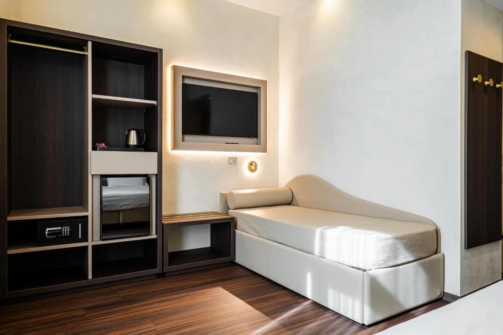 TRIPLE SUPERIOR Room, Hotel Vittoria, Naples