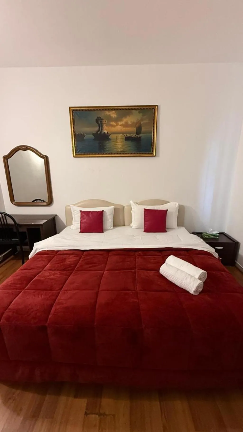 Double or Twin DELUXE TWO BEDS Room, Two Ducks Hostel, Naples
