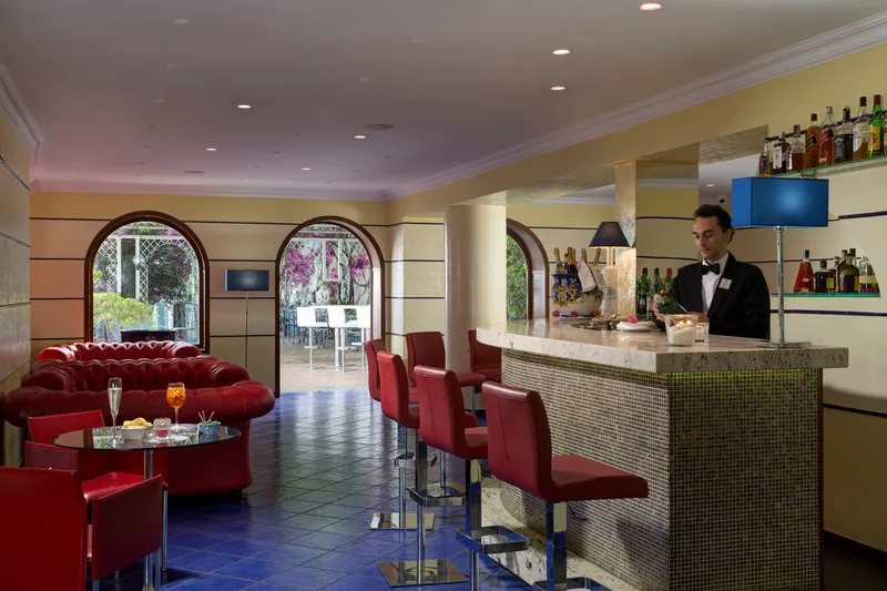 Bar, Lloyd's Baia, Naples