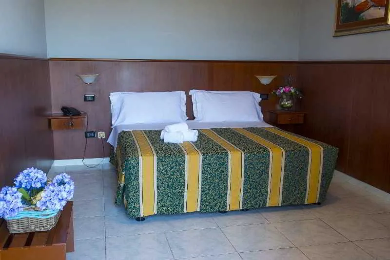 QUADRUPLE STANDARD Room, Dei Pini, Catania