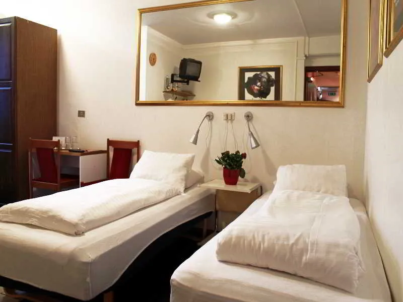 Room, Adam, Reykjavik