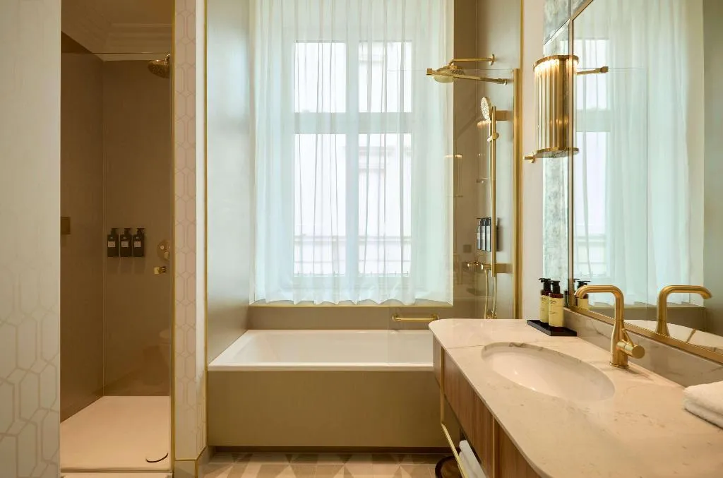 SUITE ONE BEDROOM Room, Hotel Saski Krakow, Curio collection by Hilton, Krakow