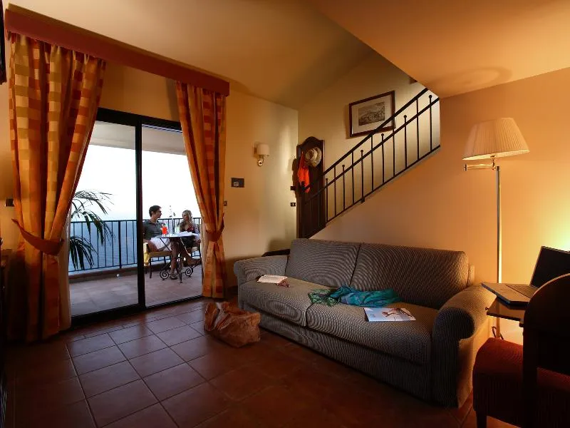 TRIPLE DELUXE SEA VIEW Room, Hotel Capo dei Greci, Catania