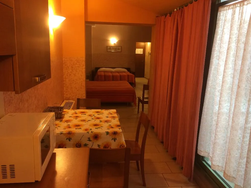 STUDIO CAPACITY 5 Room, Gemini City Centre Studios, Florence
