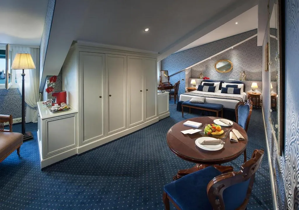 JUNIOR SUITE LAGOON VIEW Room, Londra Palace Venezia, Venice