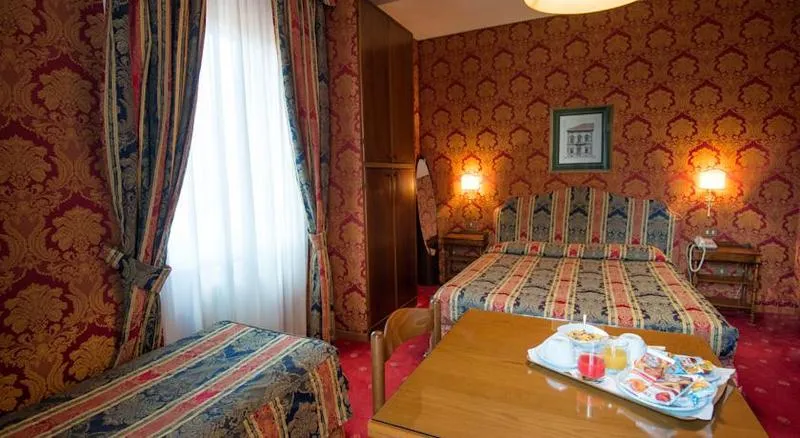 Room, Ponte Bianco, Rome
