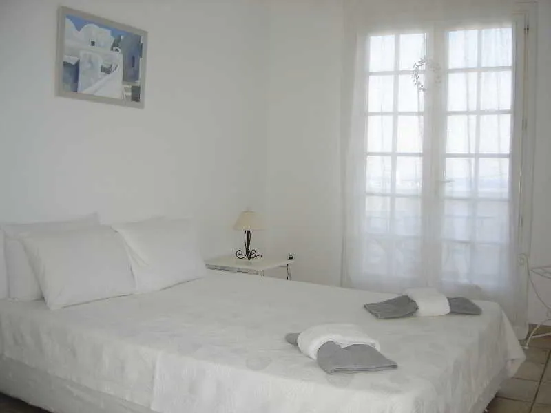 Room, Sweet Tweet, Santorini
