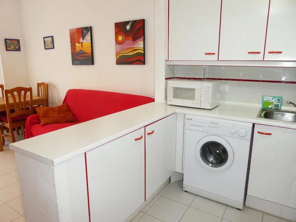 APARTMENT CAPACITY 6 TWO BEDROOMS Room, Apartamentos Surfing3000, Valencia