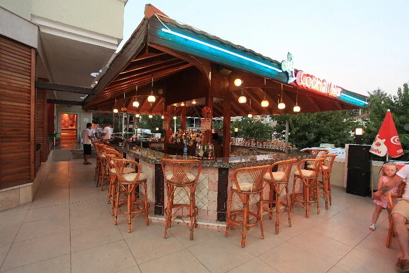 Bar, Candan Apart, Dalaman