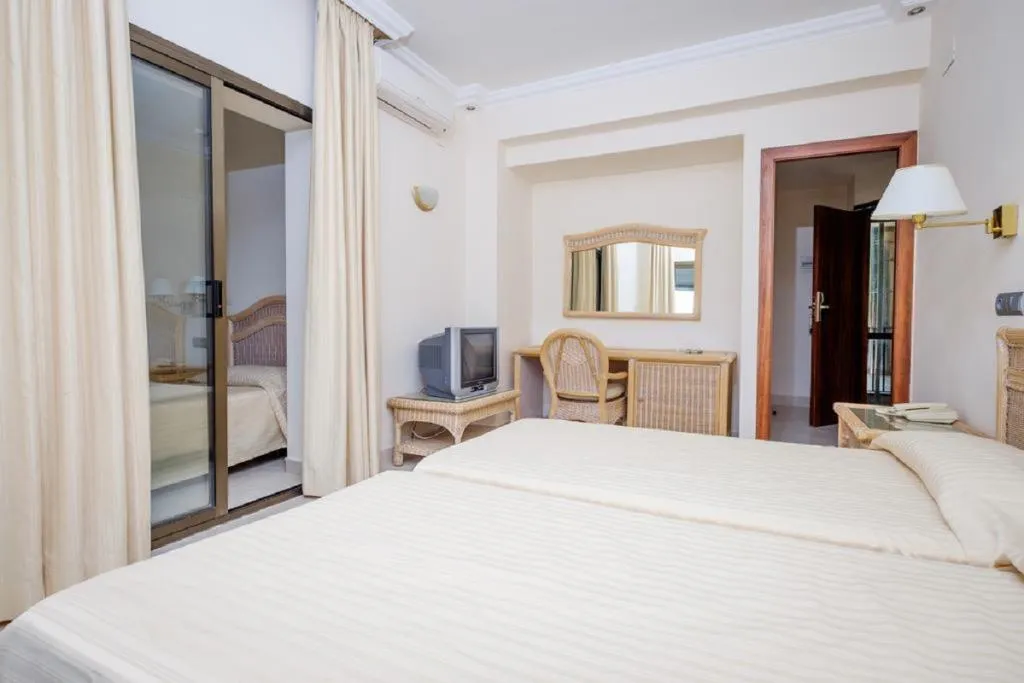 TRIPLE SEA VIEW Room, Montjoi, Costa Brava