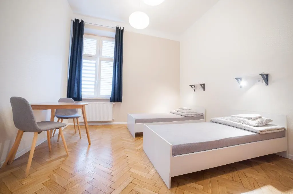 TWIN WITH SHARED BATHROOM Room, Dizzy Daisy Hostel, Krakow