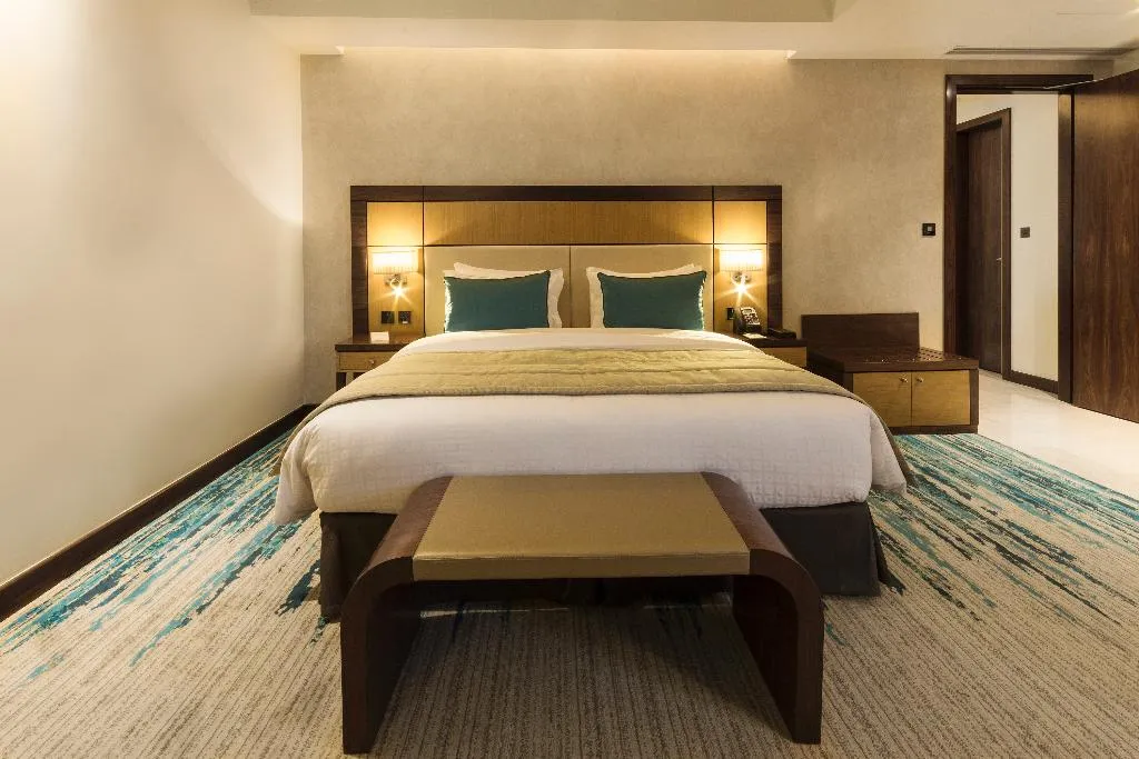 SUITE EXECUTIVE Room, Golden Tulip Media Hotel, Dubai
