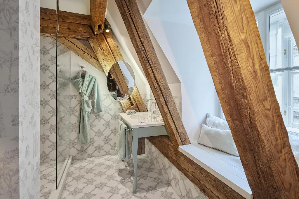 DOUBLE DELUXE KING BED Room, The Leo Grand, Vienna