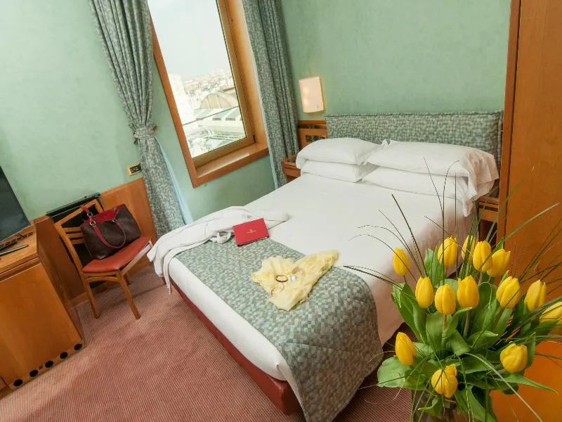 DOUBLE STANDARD Room, Hotel Michelangelo Milan, Milan