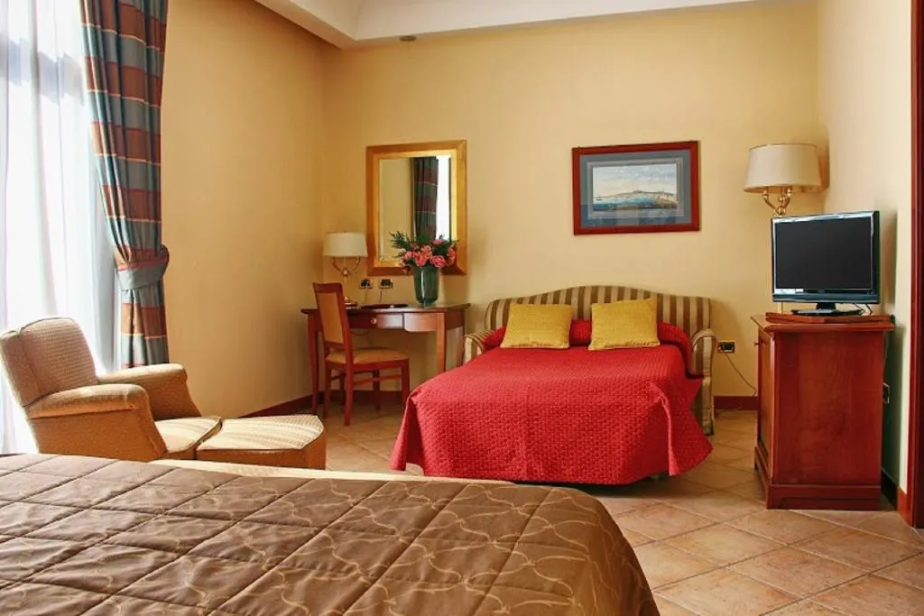 TRIPLE DELUXE Room, Le Cheminee Business Hotel, Naples