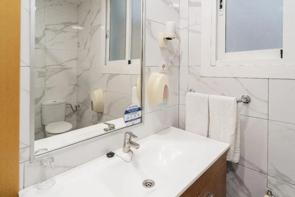 Room, Amic Colon, Majorca