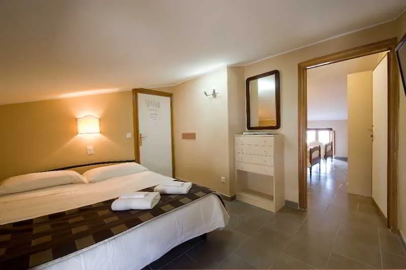Room, Properzio, Perugia