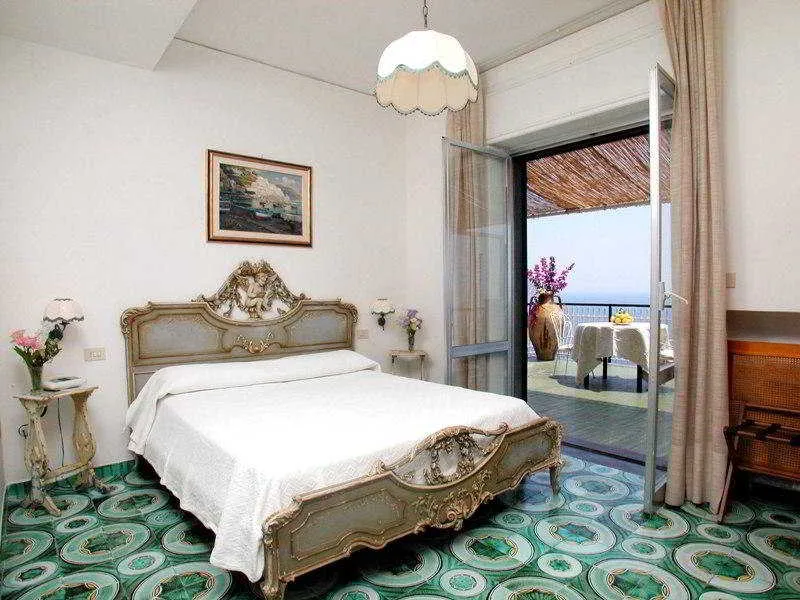 Room, Dei Cavalieri, Naples