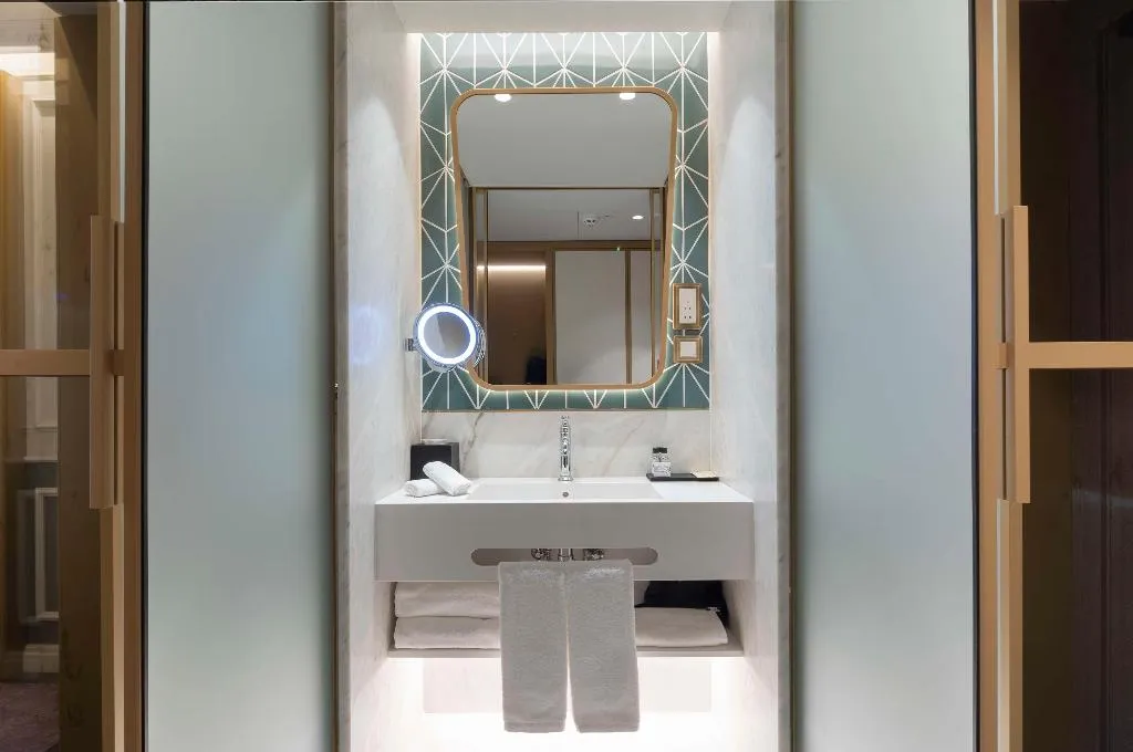 DOUBLE PREMIUM Room, The Emerald House Lisbon, Curio Collection by Hilt, Lisbon