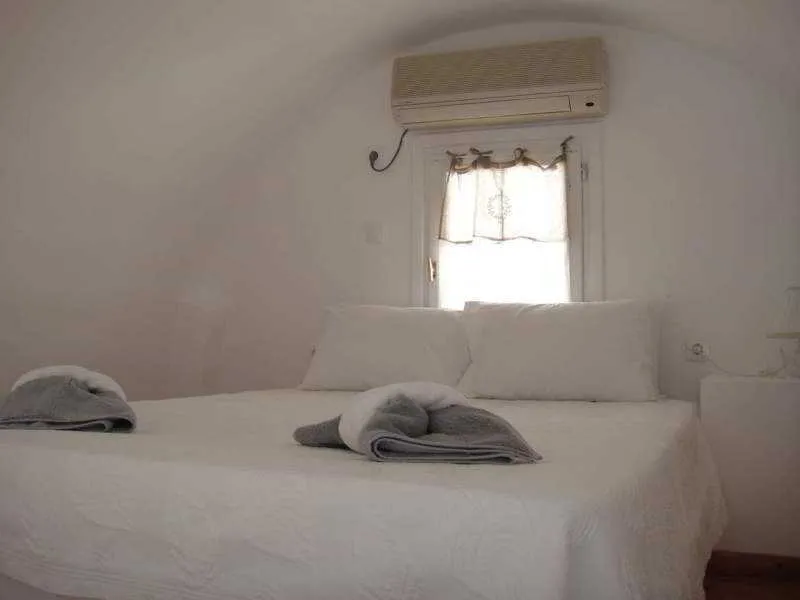 Room, Sweet Tweet, Santorini