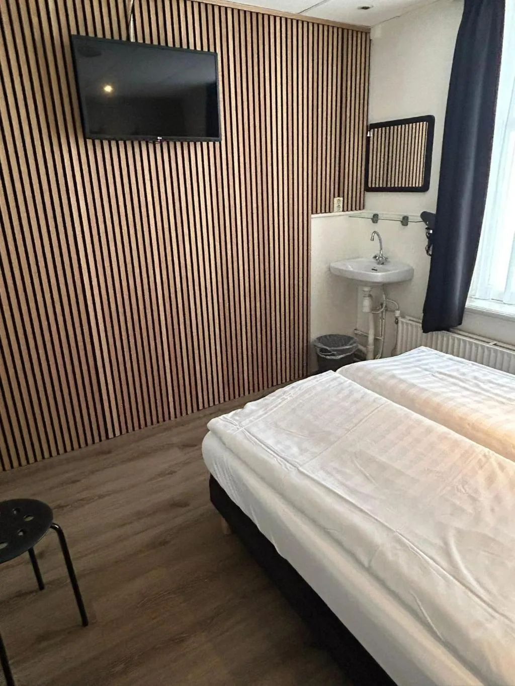 DOUBLE WITH SHARED BATHROOM Room, Budget Hotel Hortus, Amsterdam
